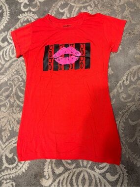 bebe Red Short Sleeve Tee with Pink Lip Graphic Size S.